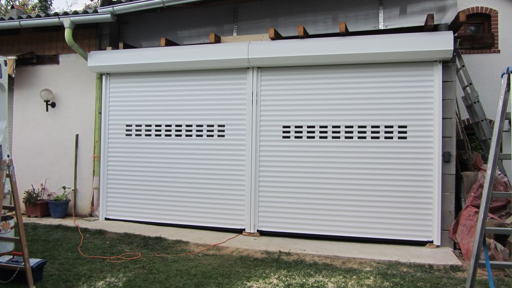 Ein weißes Garagentor mit einer Leiter im Hintergrund