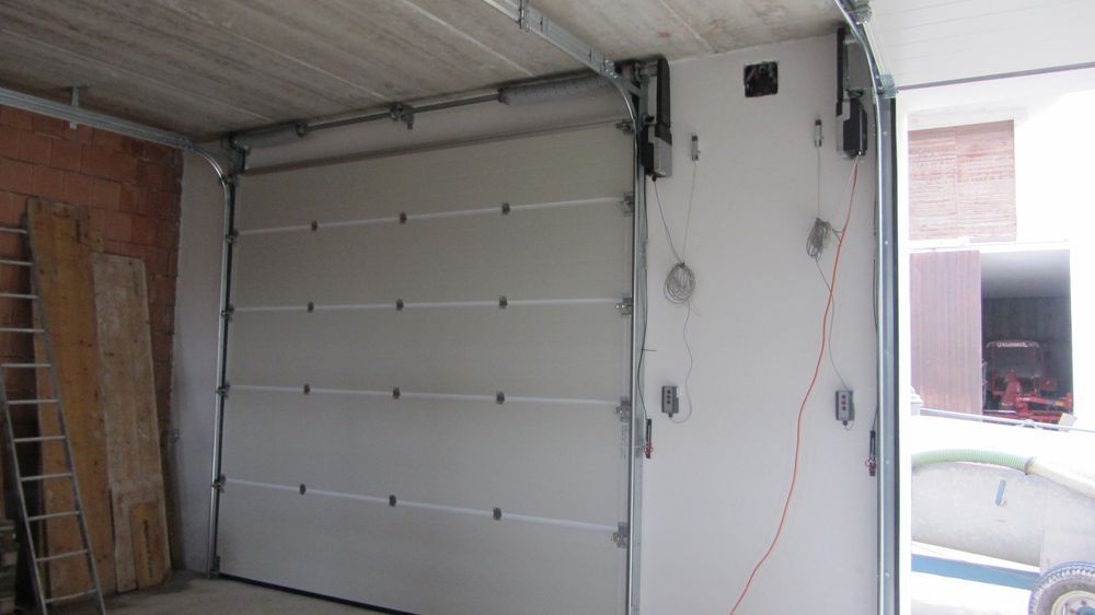 Ein Garagentor ist offen und im Hintergrund ist eine Leiter