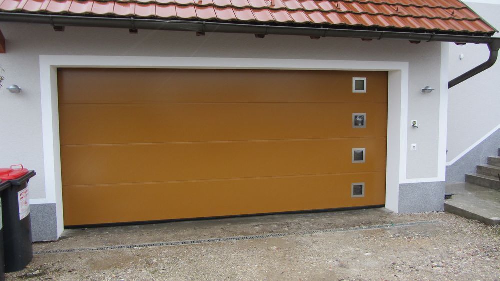 Ein braunes Garagentor mit Quadraten darauf