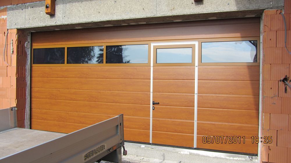 Ein LKW steht vor einem hölzernen Garagentor