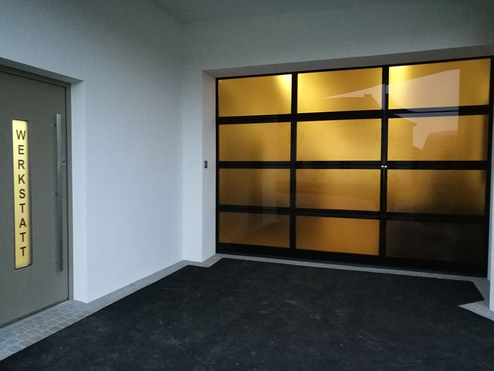 Eine Tür mit dem Wort Werkstatt darauf