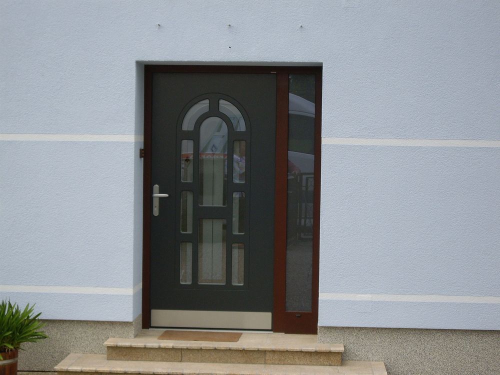 Die Eingangstür eines Hauses mit Stufen, die dorthin führen