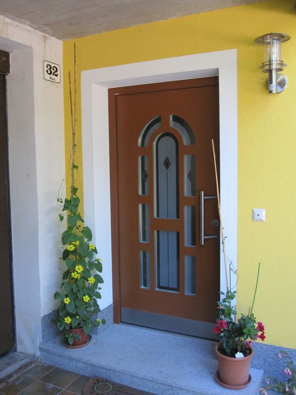 Eine Tür mit der Nummer 32 darauf