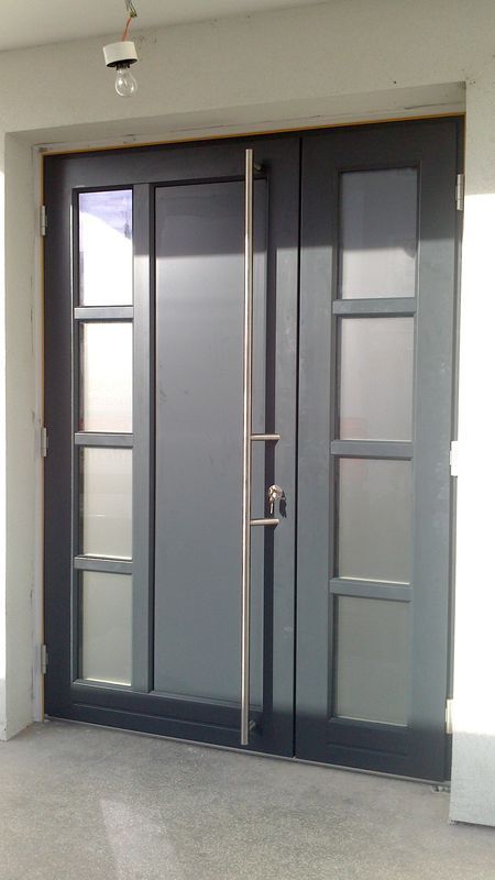 Eine Nahaufnahme einer Tür mit einem Edelstahlgriff.