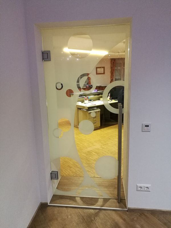 Eine Glastür in einem Raum mit einer violetten Wand und einem Holzboden.