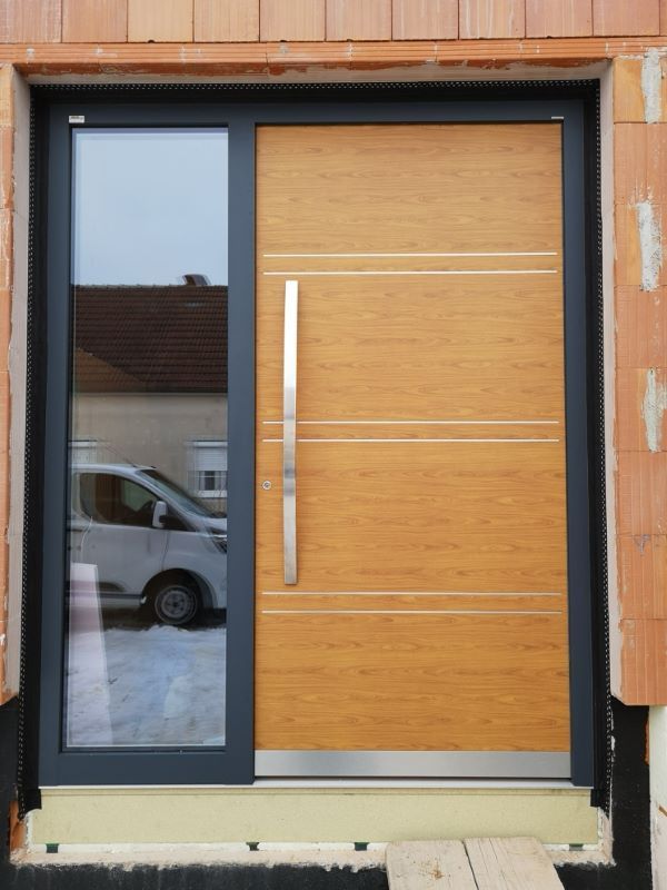 Eine Holztür mit einem Edelstahlgriff