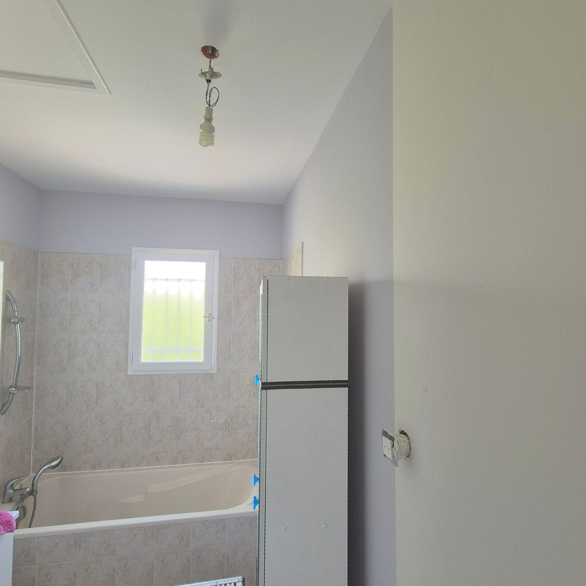 Salle de bain repeinte en lila et blanc