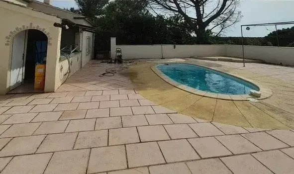 Extérieur après un lavage des dalles de pierre extérieures et des contours de la piscine