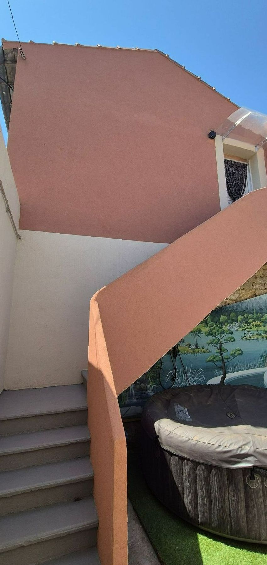 Escalier extérieur peint en terracotta après rénovation