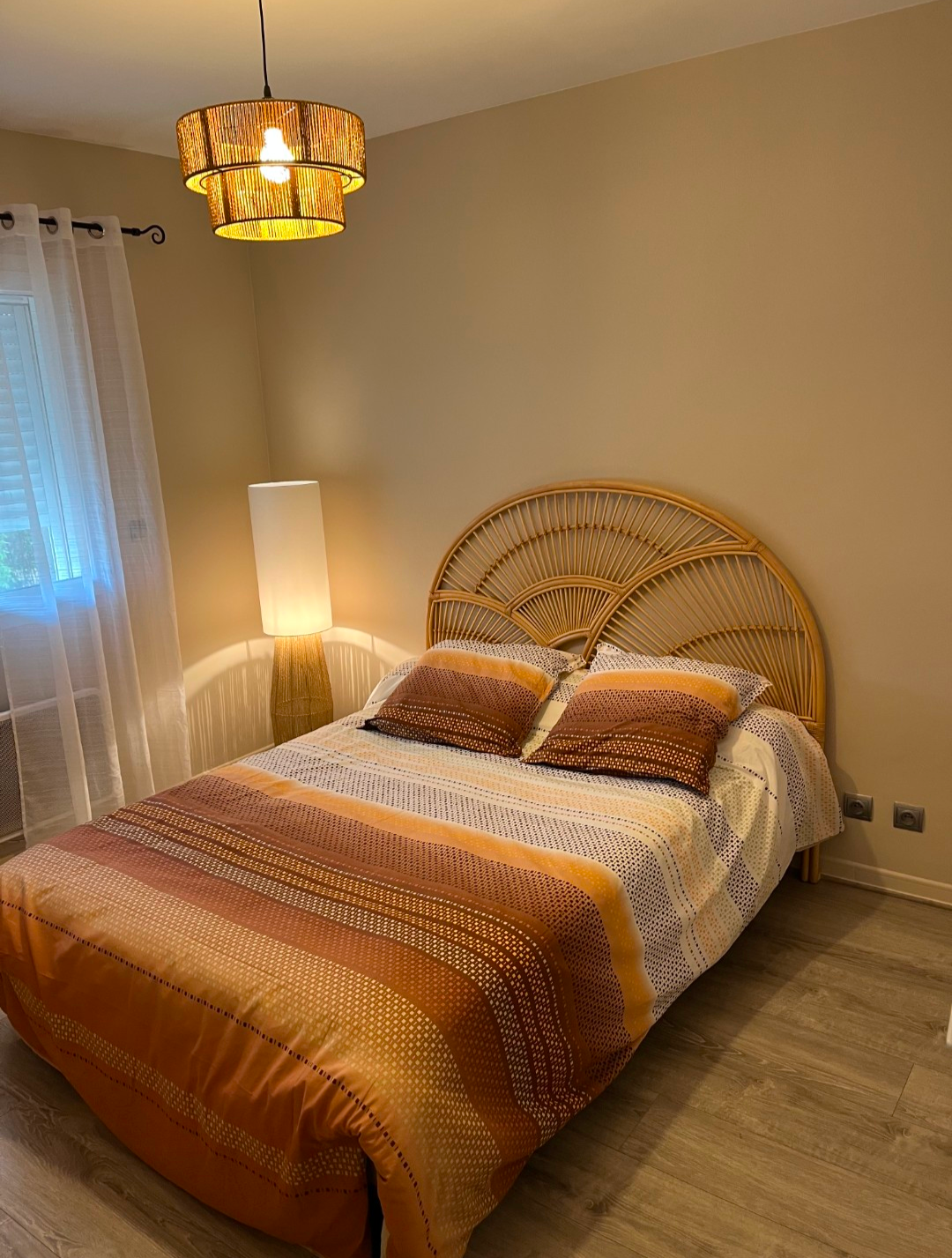 Salle de bain repeinte en lila et blanc