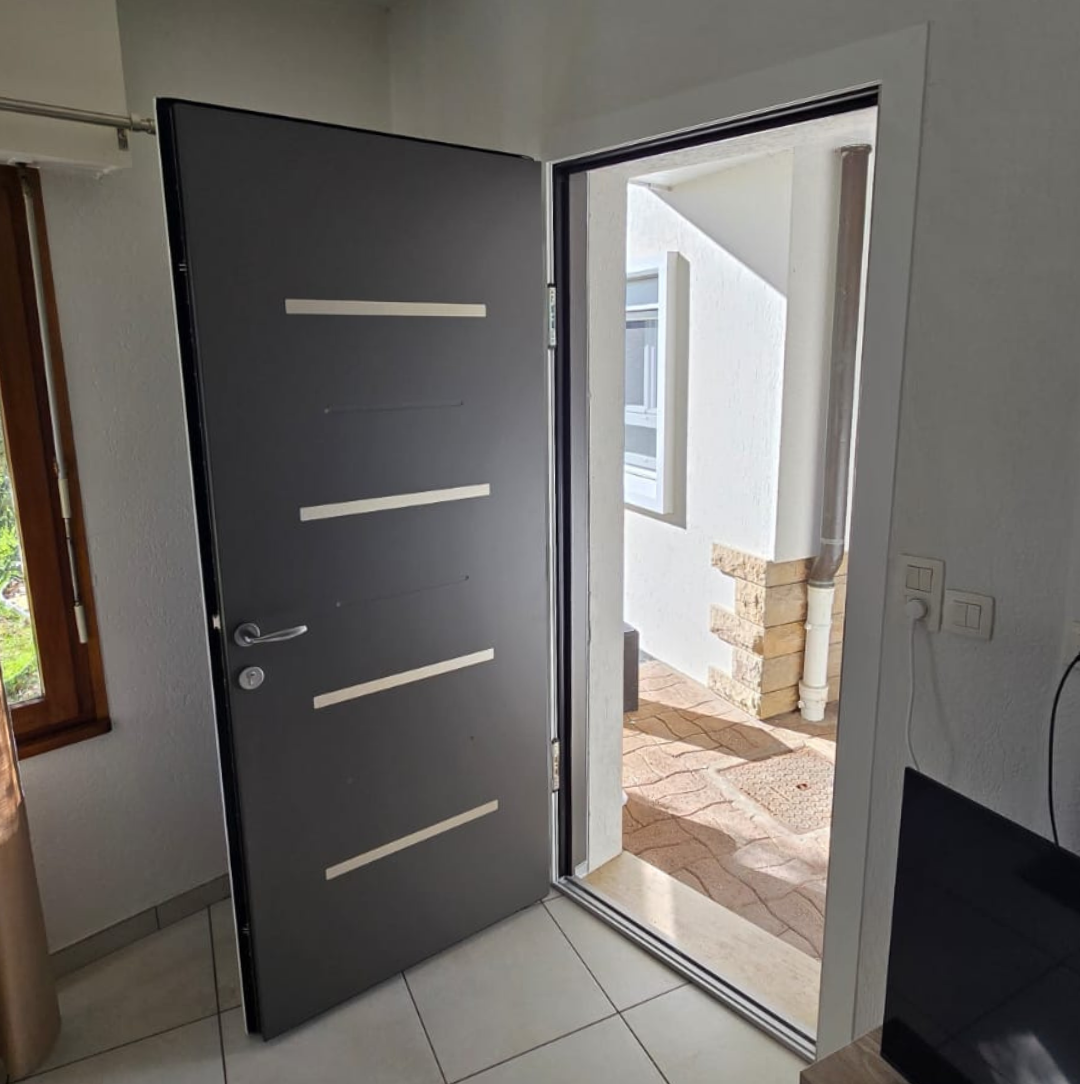 Porte d'entrée en aluminium ouverte