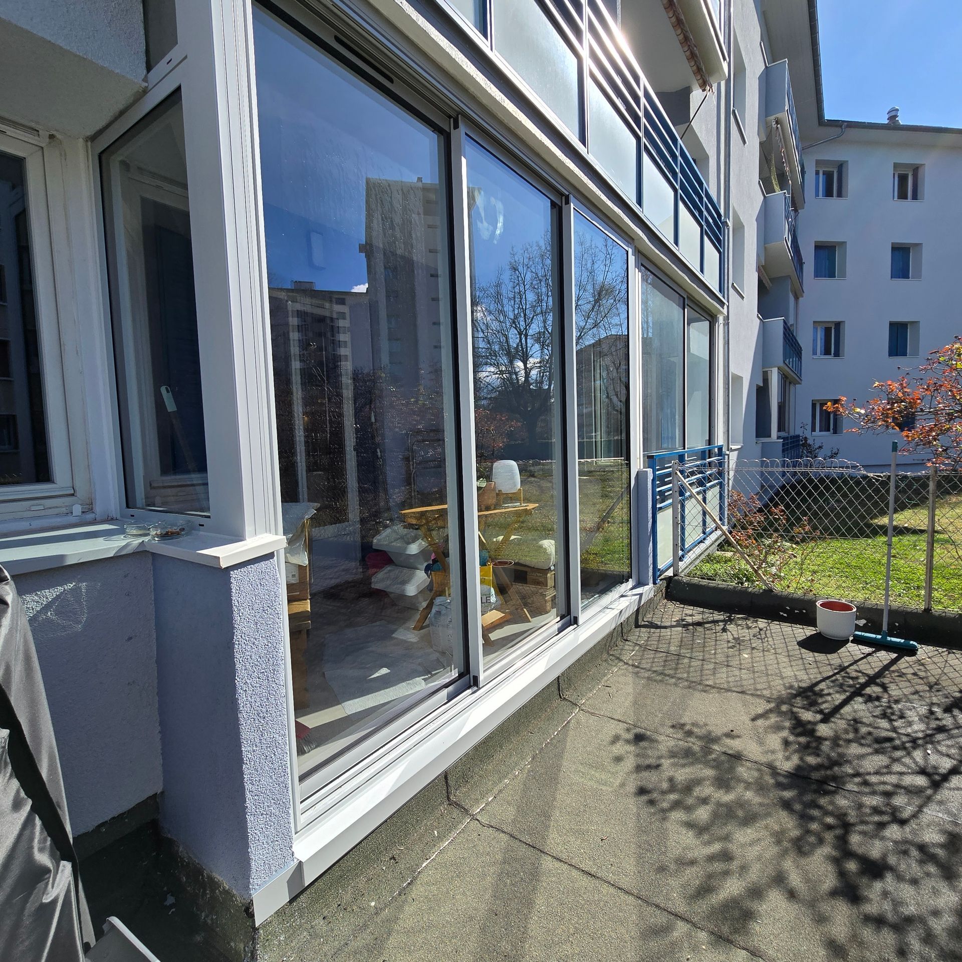 Une porte fenêtre donnant sur une terrasse en bois.