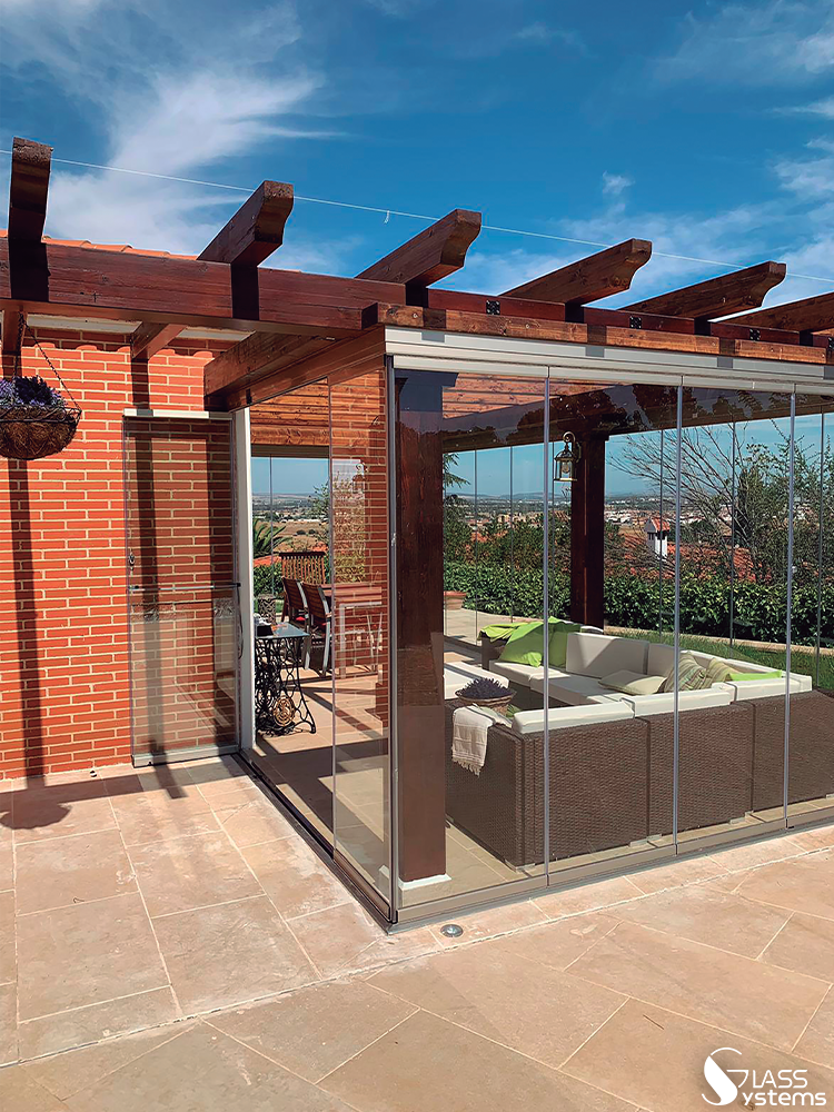 Parois en verre sur une pergola en bois
