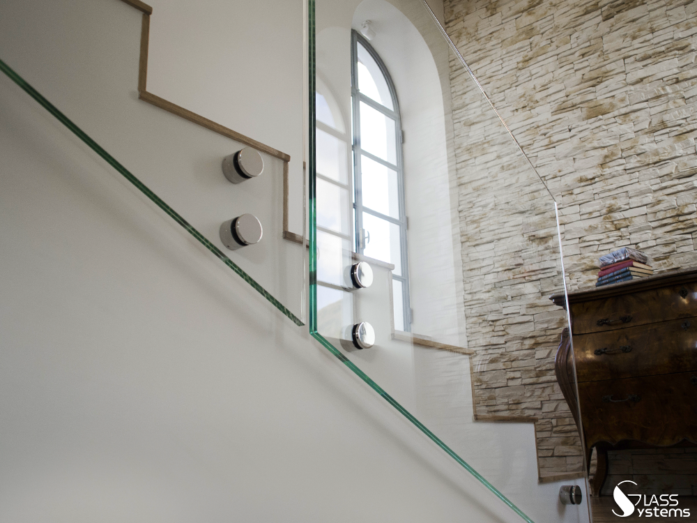 Rampe d'escalier en paroi vitrée
