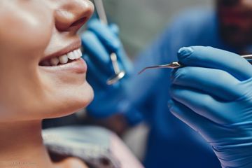 Frau bei der Zahnarztbehandlung