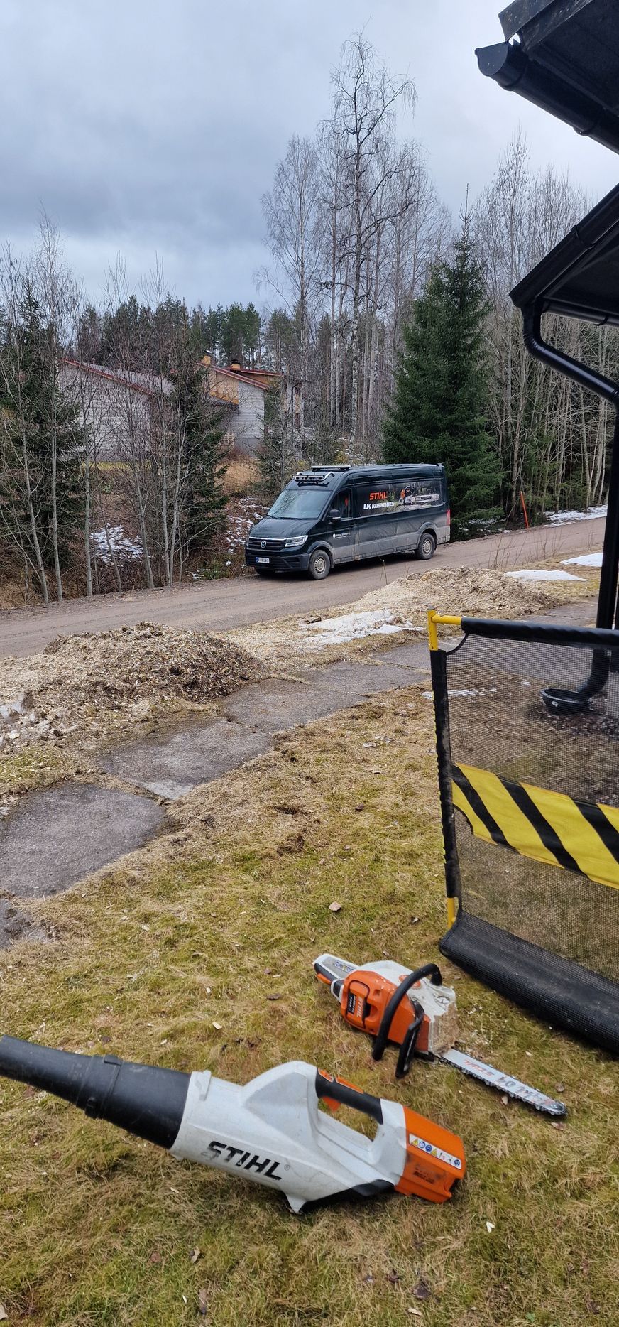 Jyrsittyjä kantoja talon pihalla