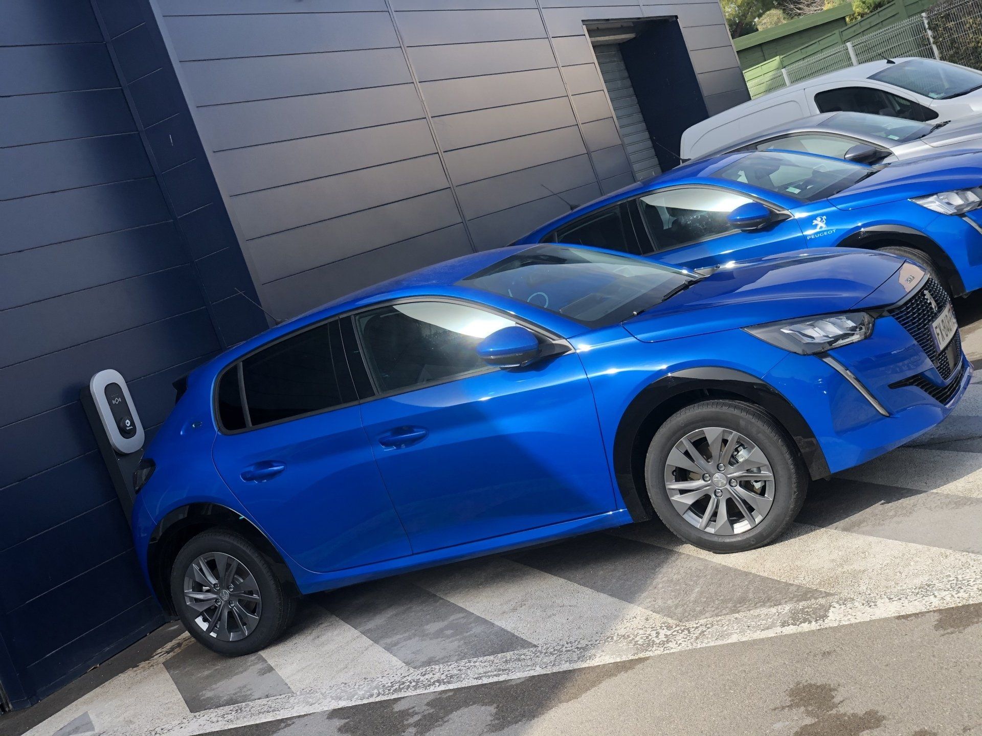 Vente de véhicules neufs et d'occasion