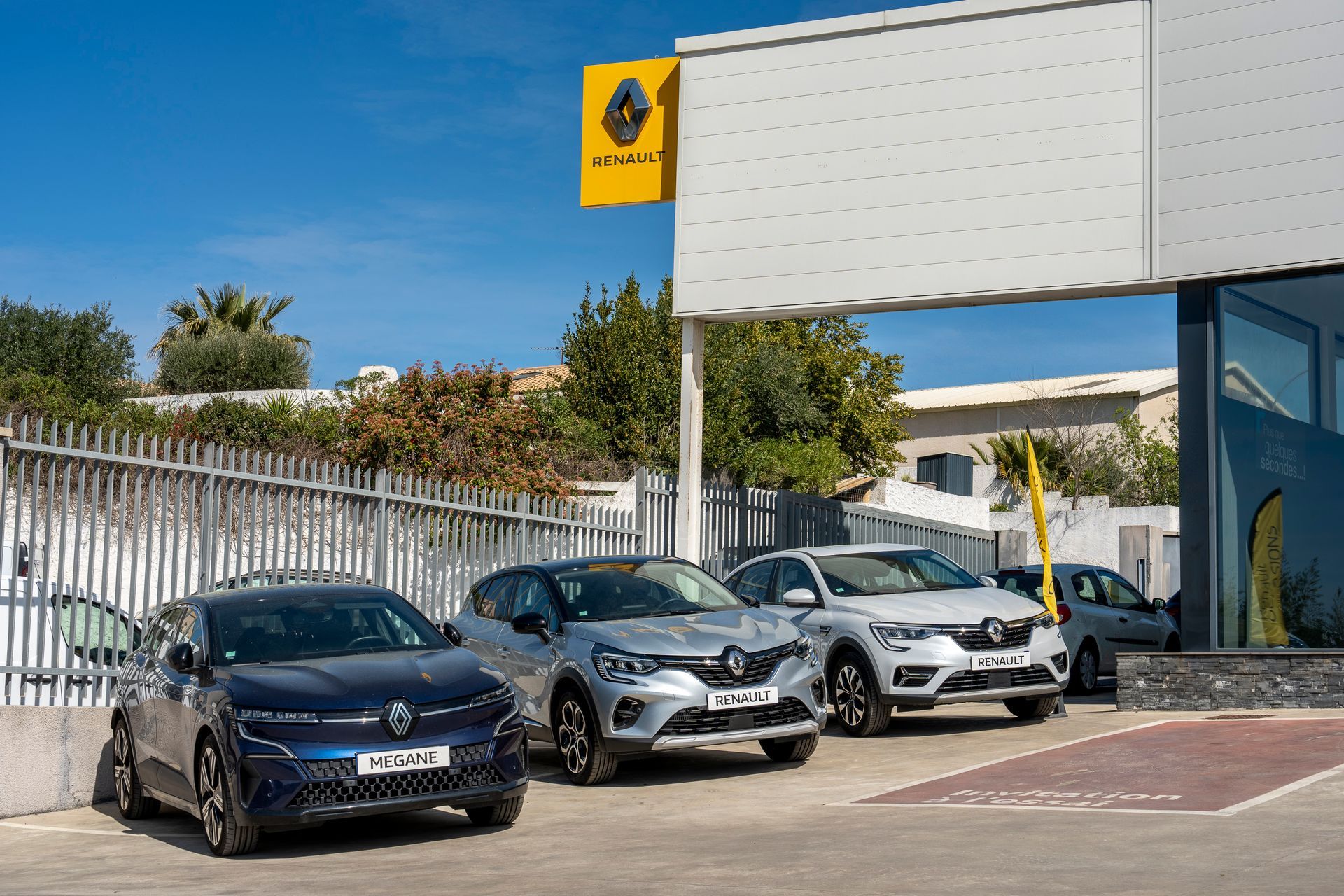 Voitures neuves Renault garées à l'extérieur