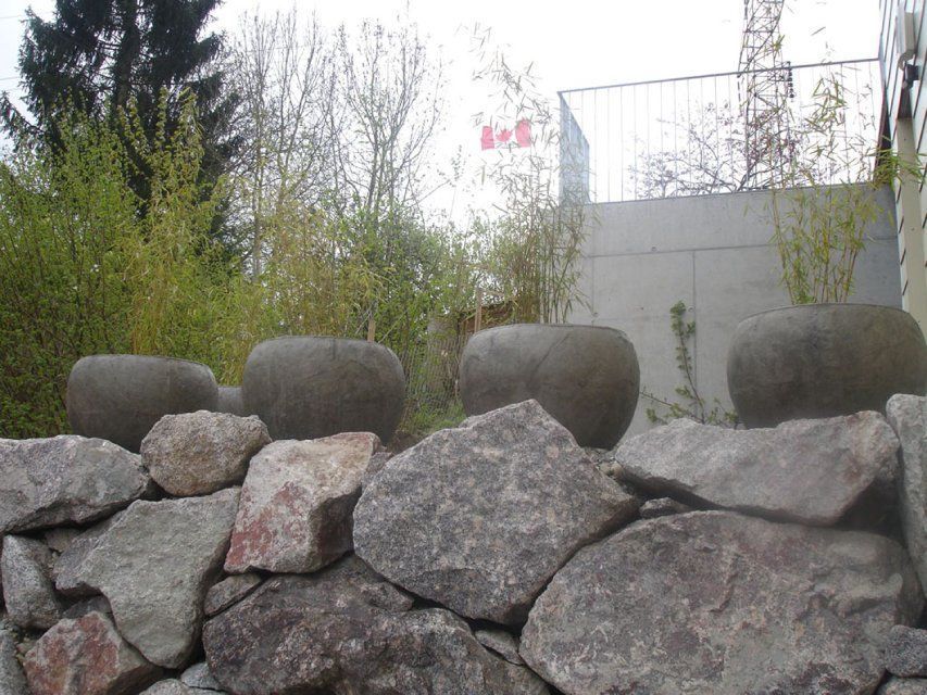 Aussenanlage mit Steinen, gepflegt von der GARTEN3PUNKT AG