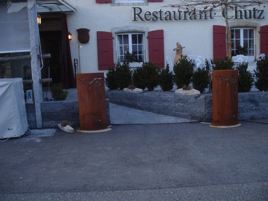 Aussenanlage eines Restaurants, gepflegt von der GARTEN3PUNKT AG