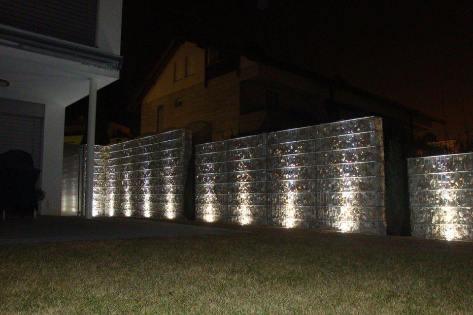 Steinwand mit Lichtern, Arbeit der GARTEN3PUNKT AG