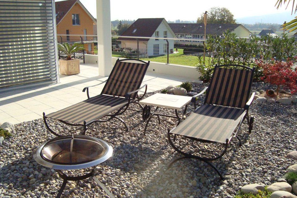 Liegestühle und Gartendekoration, Arbeit der GARTEN3PUNKT AG