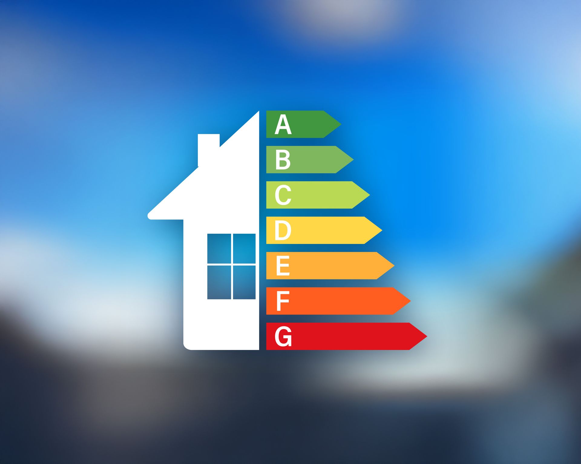 Weißes, modernes Haus mit Balkon, Gehweg und Garten unter blauem Himmel.