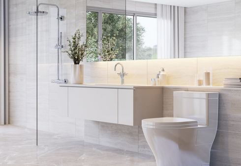 Modernes, weißes Badezimmer mit Dusche, schwebendem Waschtisch und WC. Graue Fliesen und Fenster mit Blick auf Bäume.