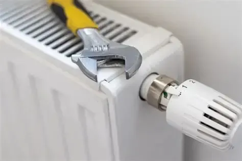 Ein Mann arbeitet im Dreck an einem Rohr.