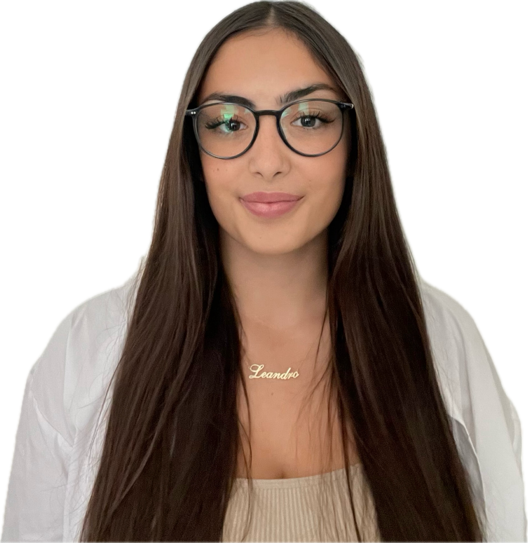 Eine Frau mit Brille und einer Halskette mit dem Namen Leandra darauf