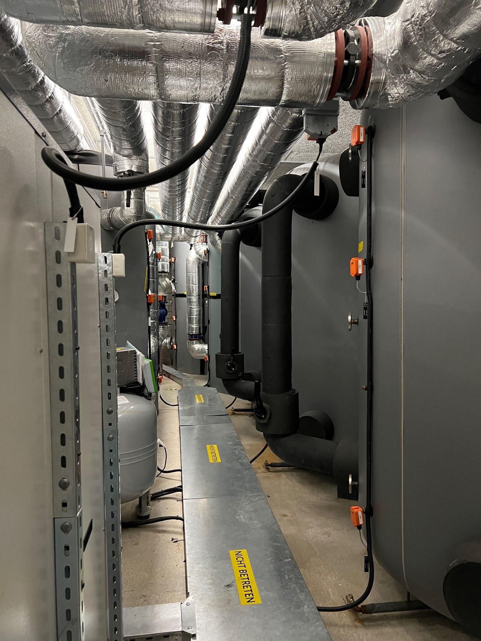 Ein langer Flur mit einem gelben Warnschild auf dem Boden