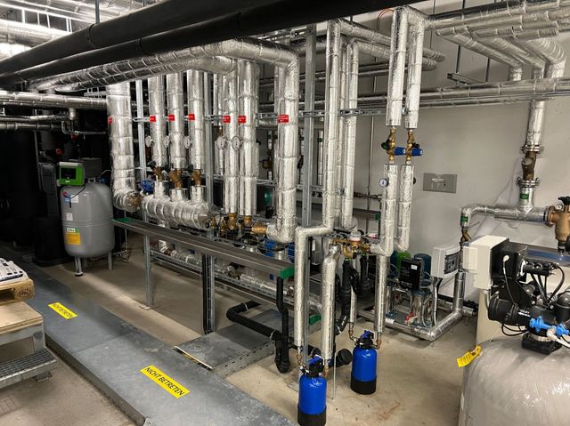 Ein Raum voller Rohre und Pumpen.