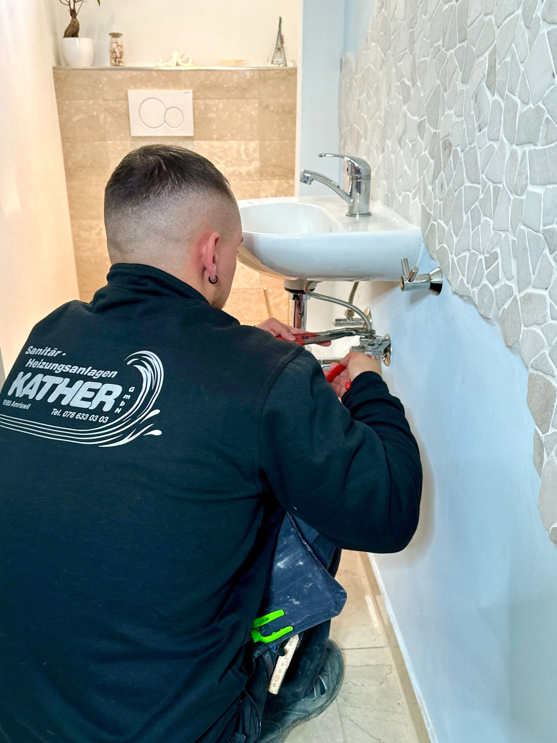 Ein Badezimmer mit zwei Waschbecken und einer Badewanne