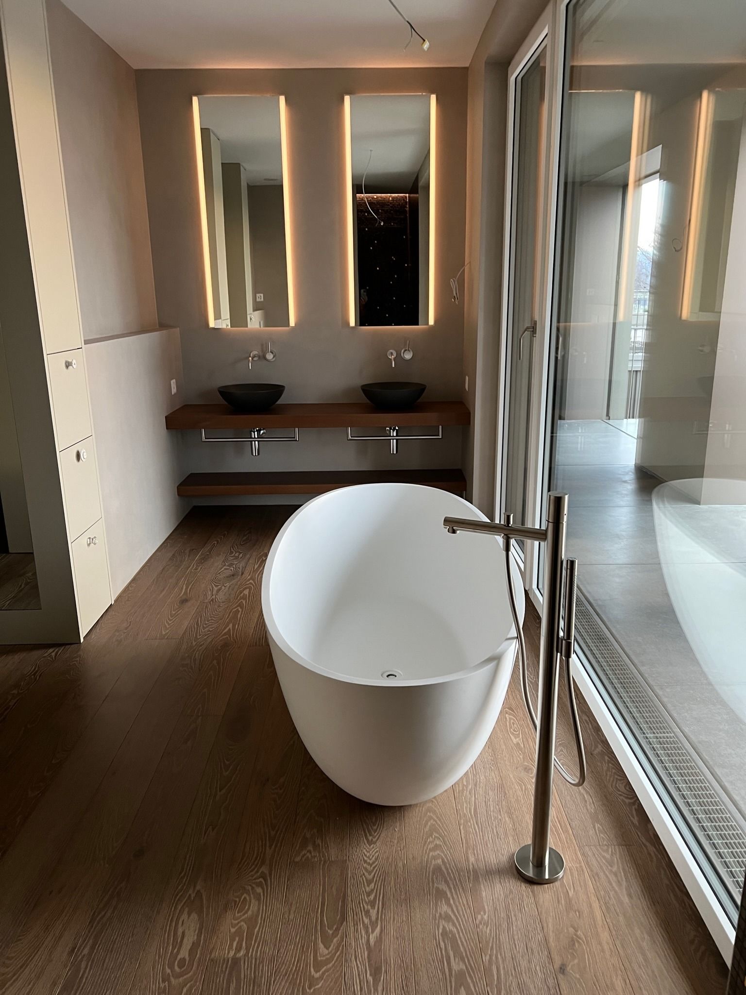 Ein Badezimmer mit zwei Waschbecken und einer Badewanne