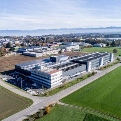 Eine Luftaufnahme eines großen Industriegebiets mit vielen Gebäuden und Feldern.