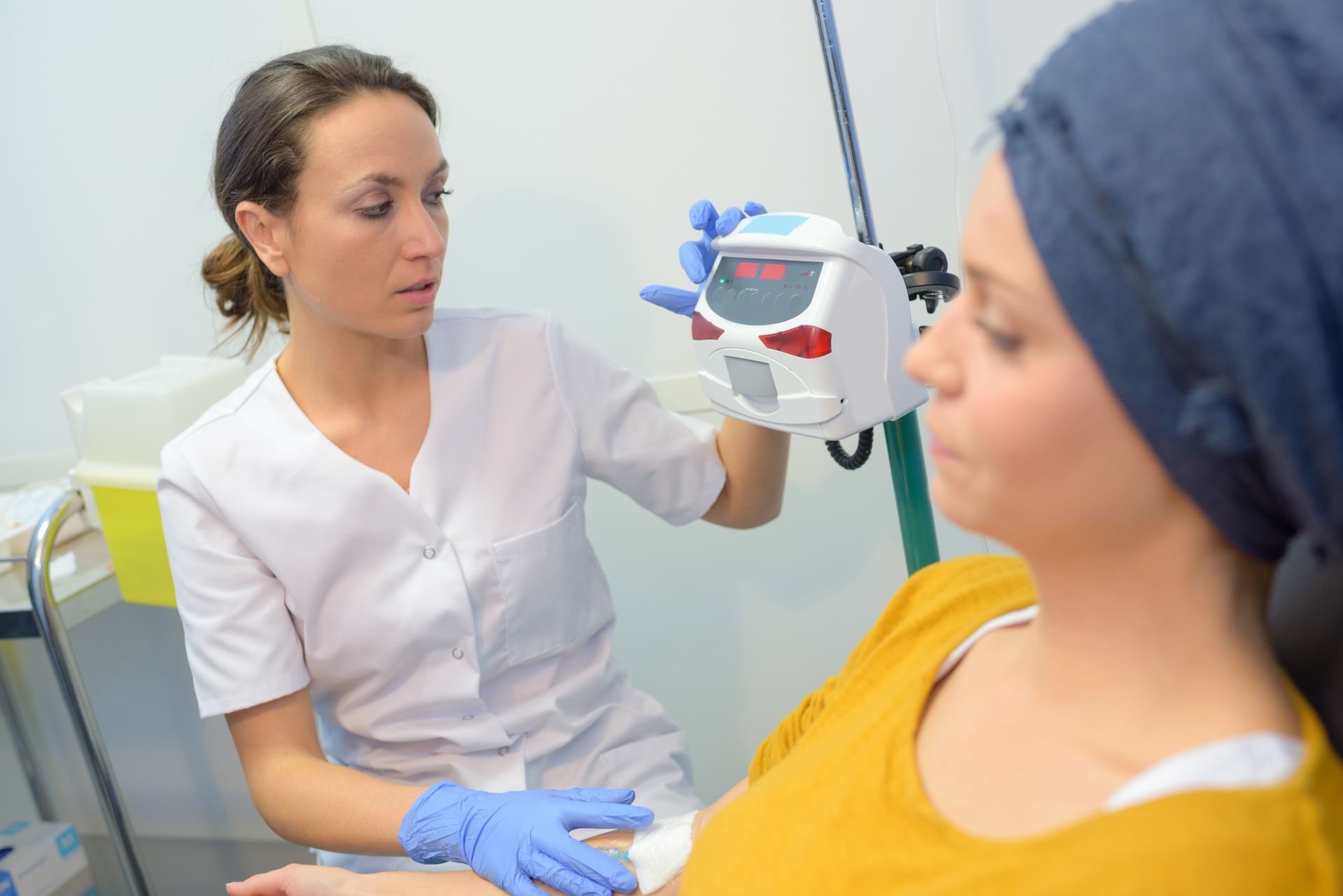 Médecin et femme qui reçois un traitement chimiothérapique