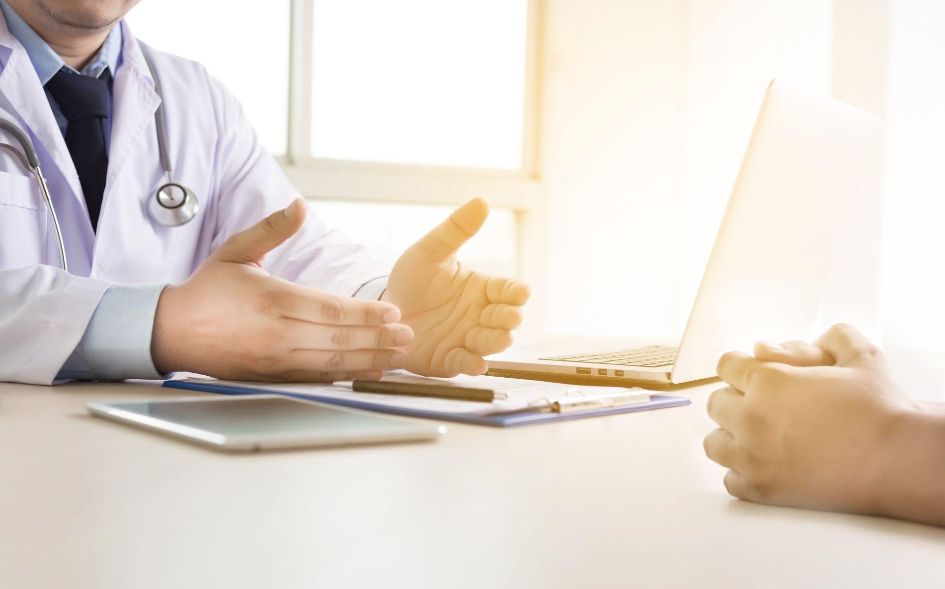 Docteur devant un ordinateur portable