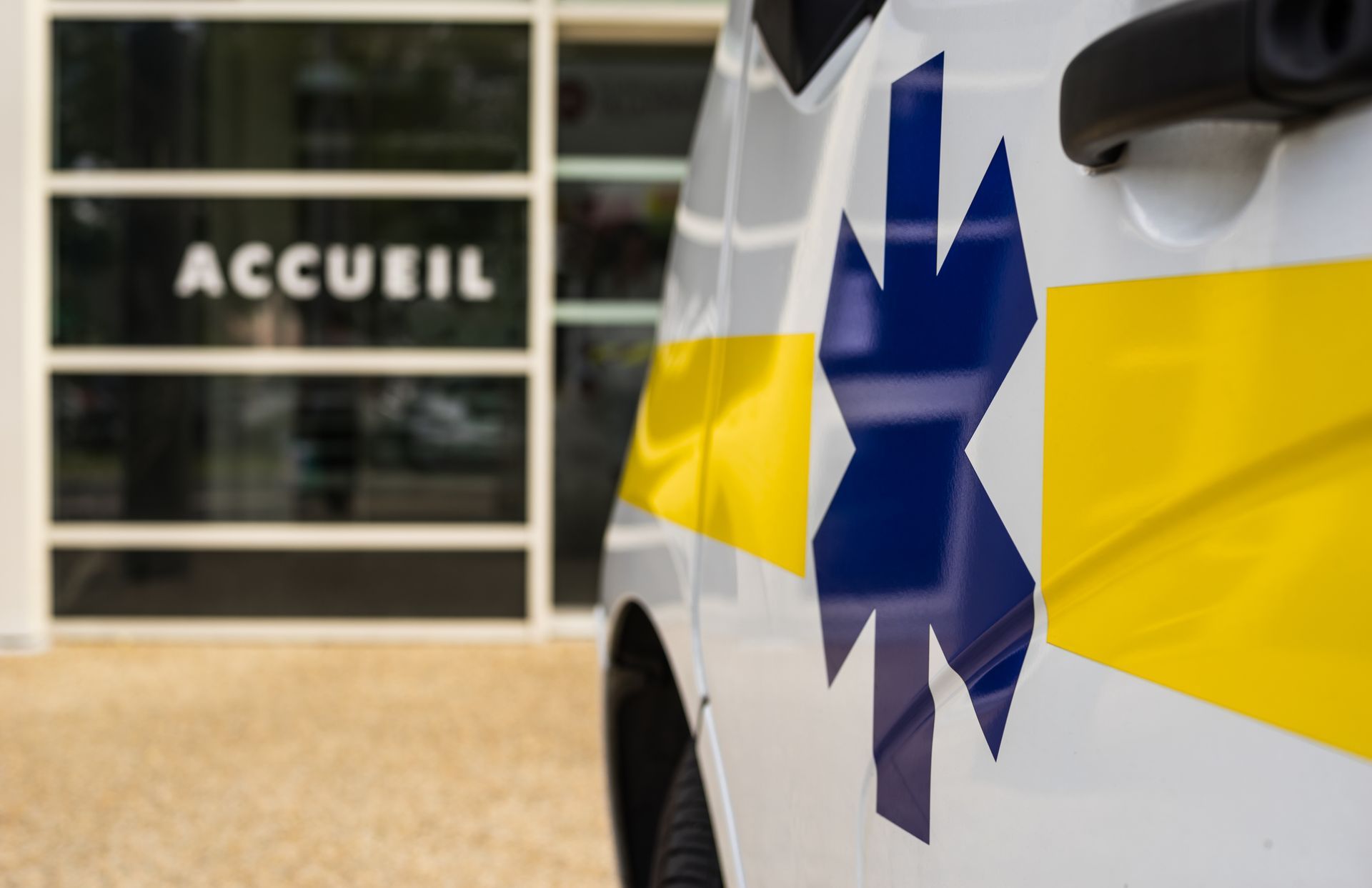Ambulance devant l'entrée d'un hôpital