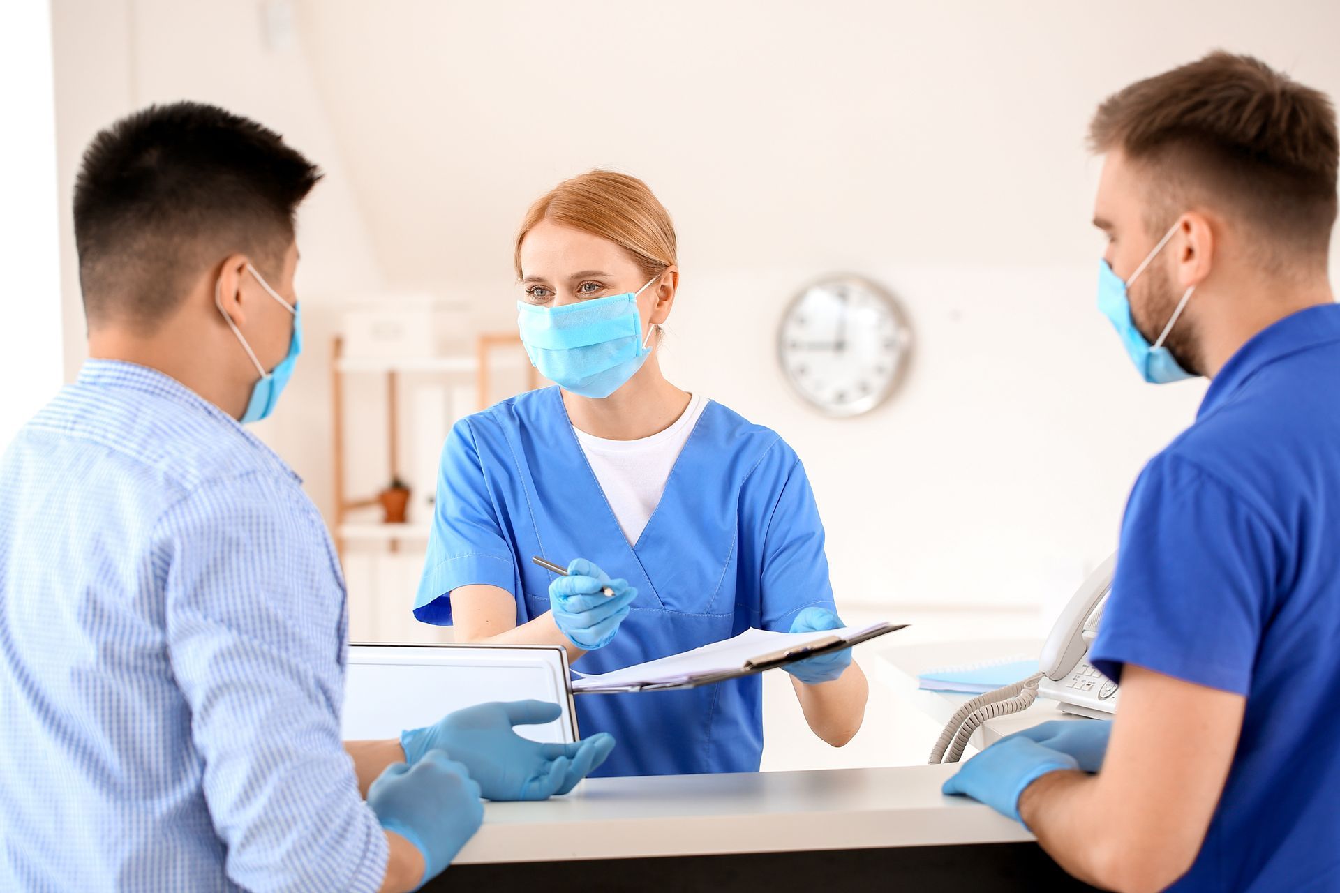 Femme et homme à la réception d'un hôpital