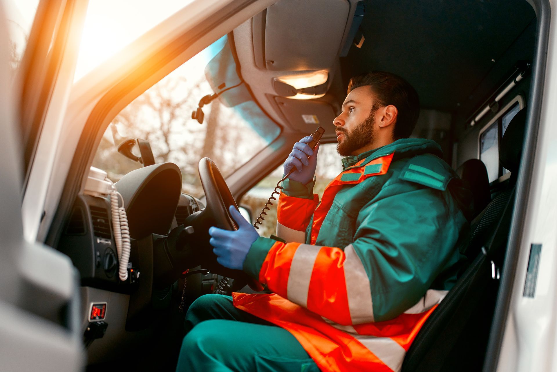 Ambulancier parle dans dispositif de télécommunication