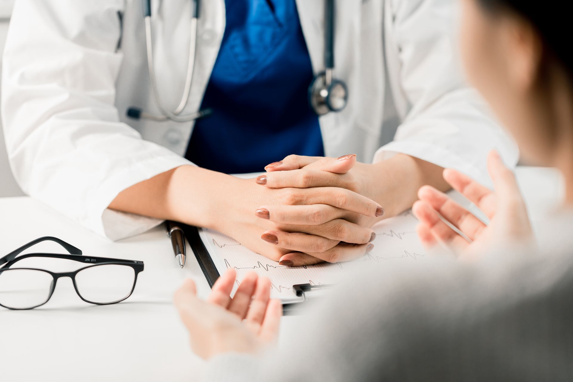 Mains d'une femme sur un bureau
