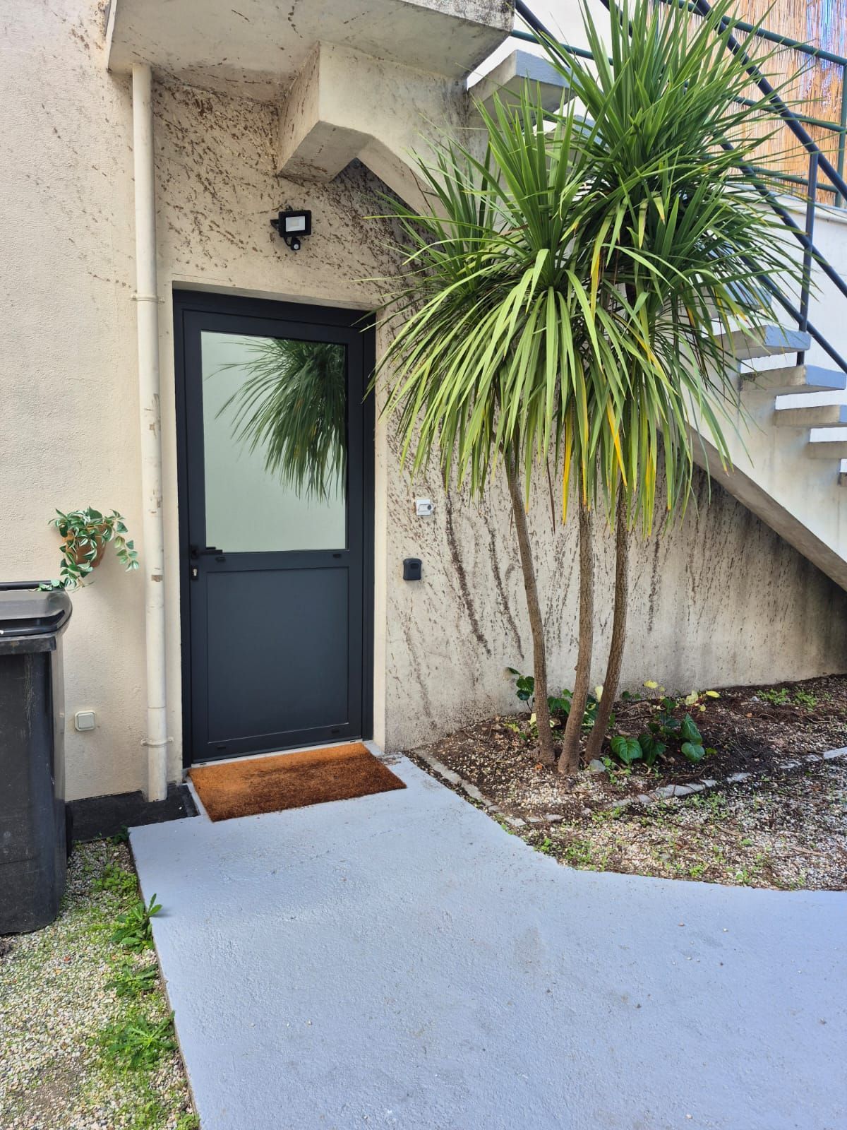 aménagement extérieur d'une entrée de logement
