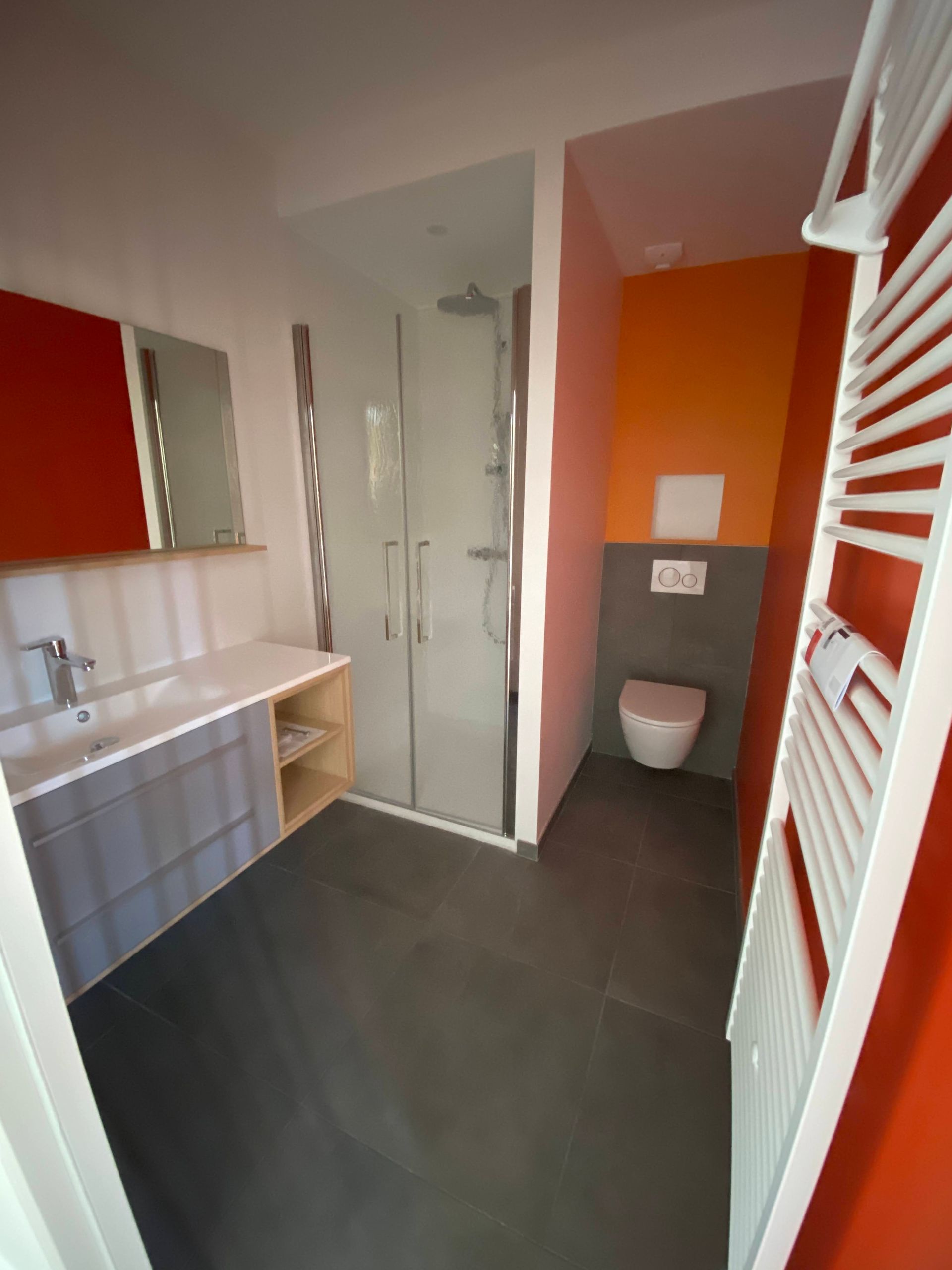 Photo de salle de bians rénovée