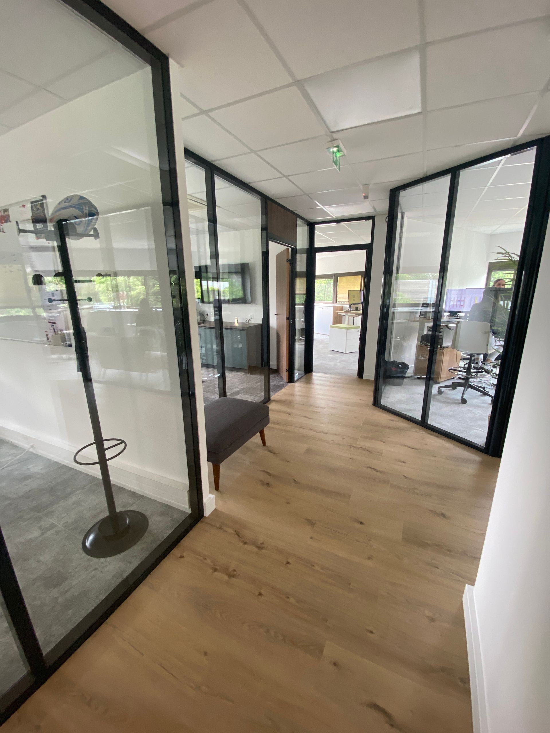 Photo de couloir d'open space