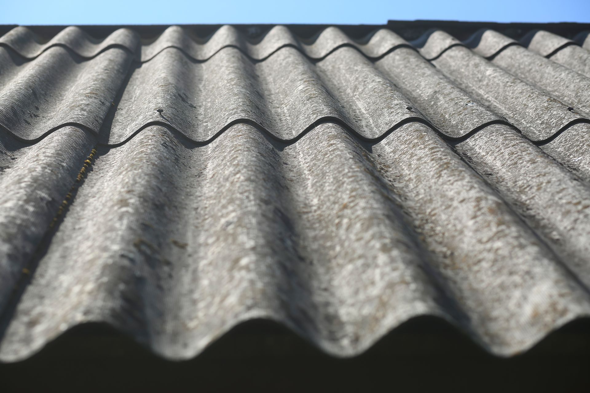 Eine Nahaufnahme eines Daches mit einem blauen Himmel im Hintergrund.