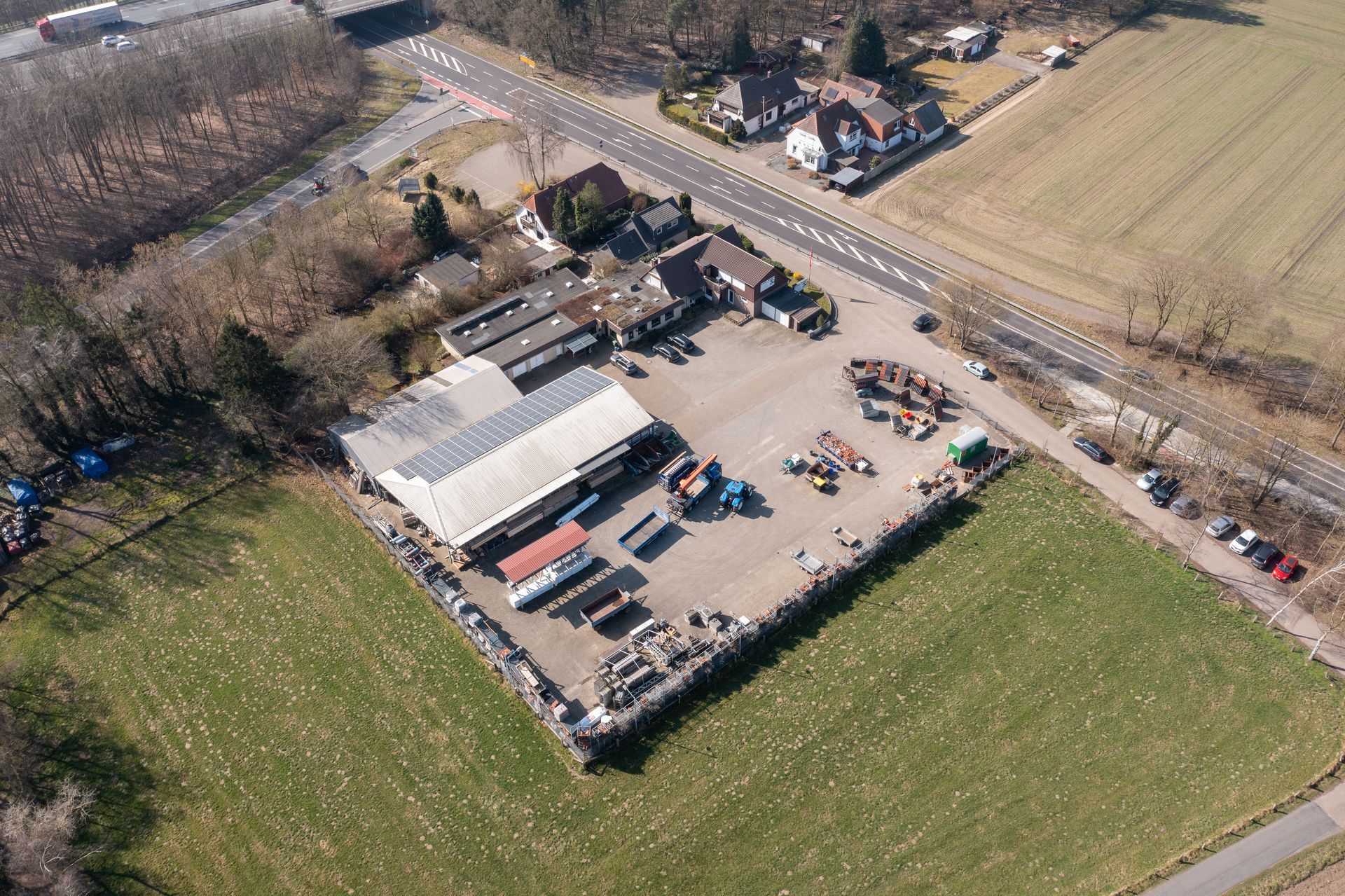 Eine Luftaufnahme eines Parkplatzes mit vielen darauf geparkten Autos