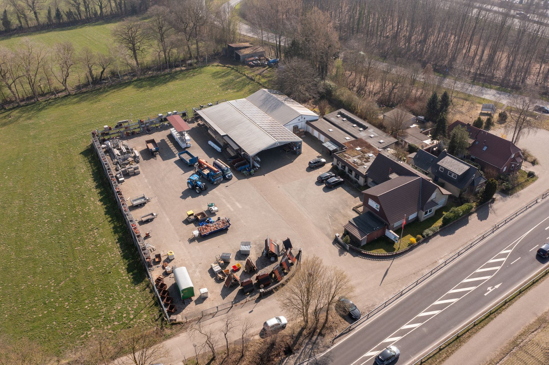 Eine Luftaufnahme eines Lagerhauses mit vielen davor geparkten Autos.