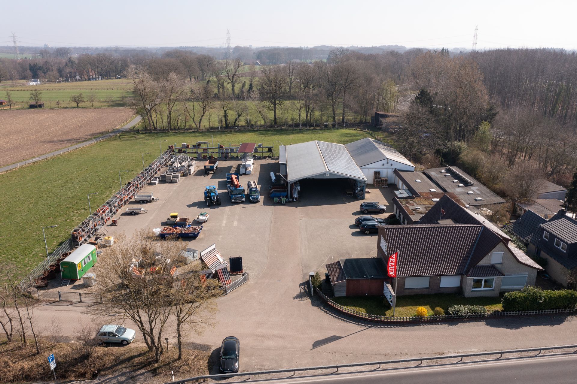 Eine Luftaufnahme eines Gebäudes mit vielen davor geparkten Autos
