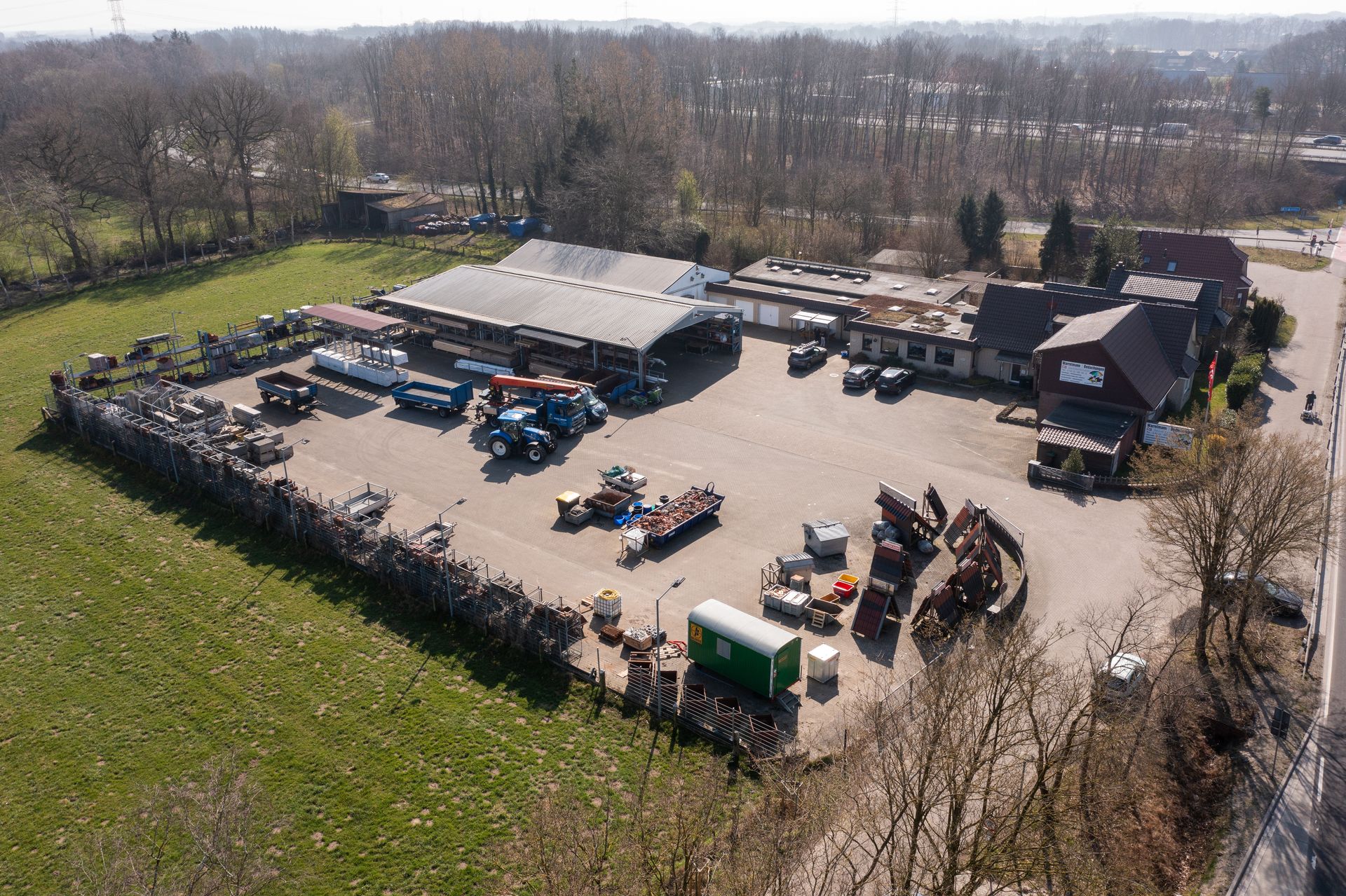 Eine Luftaufnahme eines großen Parkplatzes mit vielen Fahrzeugen.