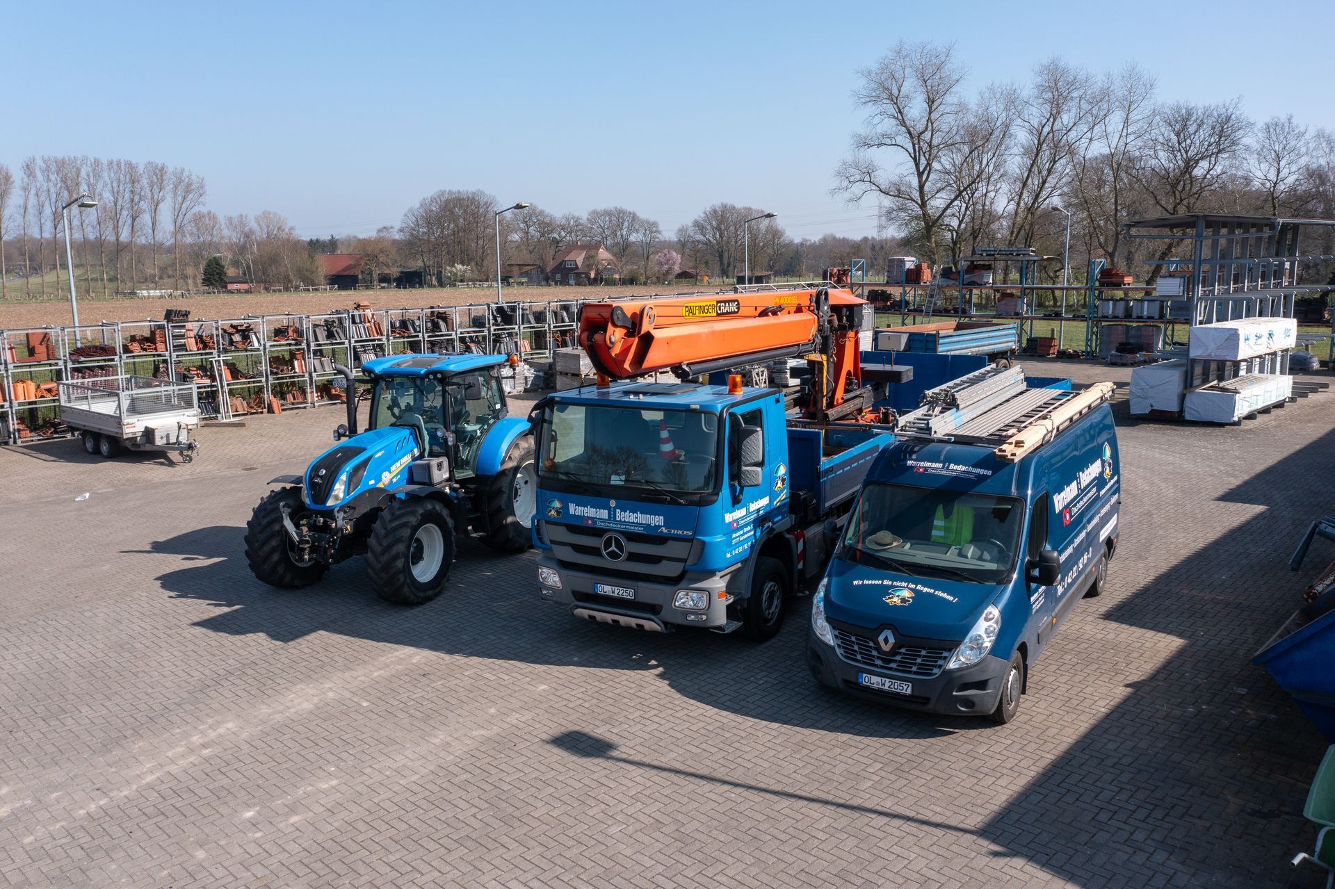 Auf einem Parkplatz steht eine Gruppe von Lastwagen und Traktoren.
